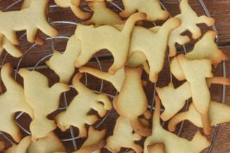 Swabian cuisine, Swabian Christmas biscuits, Ausstecherle, shortbread biscuits, cat figurines,