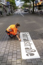 Application of road markings for a cycle lane, Rüttenscheider Straße in Essen, in the shopping and