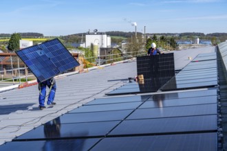 Installation of solar modules on the roof of a commercial enterprise, over 400 photovoltaic modules