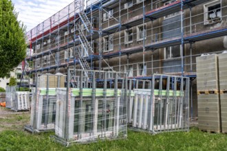 Energy-efficient refurbishment of an apartment block, thermal insulation, new windows and new roof