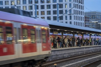 Cologne-Deutz railway station, platform for local trains, S-Bahn, regional trains, Cologne, North