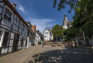 The old town centre of Essen-Kettwig, Ruhrstrasse, church steps, market church, Weberbrunnen