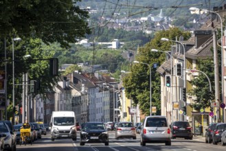 Aktienstraße in Mülheim-WInkhausen, major inner-city thoroughfare, with tram tracks, medium