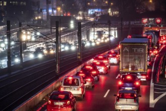 Traffic jam on the A40 motorway, Ruhrschnellweg, in Essen, in front of the Ruhrschnellweg tunnel,