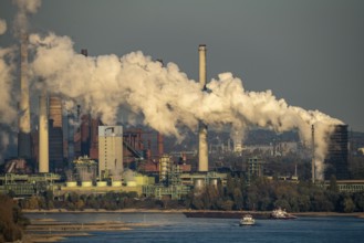 Rhine near Duisburg Bruckhausen, Thyssenkrupp Steel steelworks, blast furnaces, sintering plant,