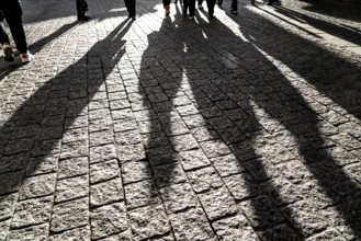 Pedestrians in a pedestrian zone, winter, long shadows, Dortmund, North Rhine-Westphalia, Germany,