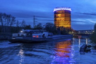 Neue Mitte Oberhausen, Gasometer exhibition hall, after renovation, Rhine-Herne Canal, evening