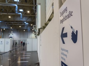 Signposting during the test run in the vaccination centre for the corona vaccinations, in a hall at