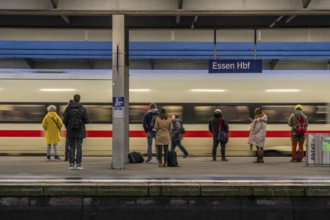 ICE train, train traffic, passengers, Essen central station, North Rhine-Westphalia, Germany,