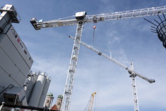 Construction cranes stand on the construction site for the major project 2 of the Munich S-Bahn