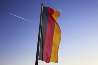 Deutsche Nationalfahne weht im Wind (Deutsche Flagge weht im Wind)