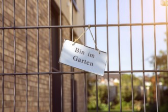 Sign on a garden fence with the inscription Bin im Garten