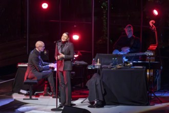 Singer with Till Brönner live on Silent Night - The Christmas Concert Tour at the Berlin Cathedral