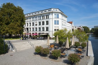 Relaxed café with terrace and view of the tranquil riverbank, Otto-Braun-Platz, Haveluferpromenade,