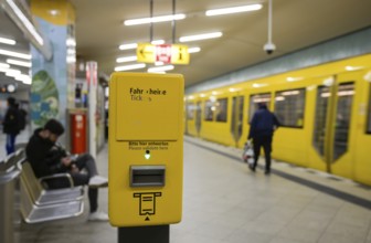 Ticket validator, Turmstraße underground station, Moabit, Mitte, Berlin, Germany, Europe