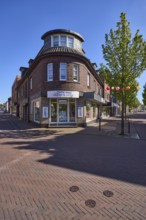 Brick corner building with optician's shop at the junction of Bahnhofstraße and Wehrstraße in