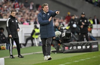 Coach Dieter Hecking VfL Bochum BOC, on the sidelines Gesture gesture, left Fourth official Referee