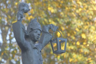 Sculpture Bajazz with the lantern by Inge Blum 2000, jester, carnival, joy, joyful, happy, arms,