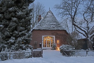 Europe Germany Lower Saxony Krs Stade, snow, thatched house in winter, Christmas time, view into