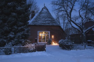 Europe Germany Lower Saxony Krs Stade, snow, thatched house in winter, Christmas time, view into