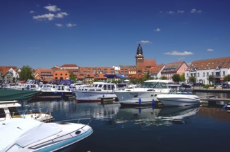 Europe, Germany, Mecklenburg-Western Pomerania, Waren an der Müritz, Binnenmüritz with marina, View