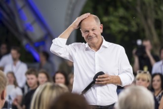 Olaf Scholz (Chancellor of the Federal Republic of Germany, SPD) surrounded by guests at the