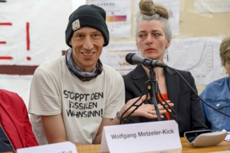 Wolfgang Metzeler-Kick at the press conference of Hungern, bis Ihr ehrlich seid . To his right Lena