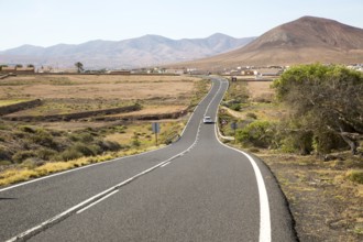 Tarmac road crossing countryside, Tefia, Fuerteventura, Canary Islands, Spain, Europe