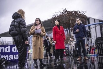 150, 000 people gather around the Bundestag in Berlin to build a human wall against the shift to