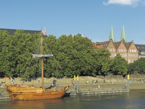 Weser, at the Schlachte, riverside promenade, Hozschiff, Roland von Bremen, Bremen, Germany, Europe