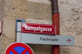 Street sign Rumpelgasse, fish market and parking ban