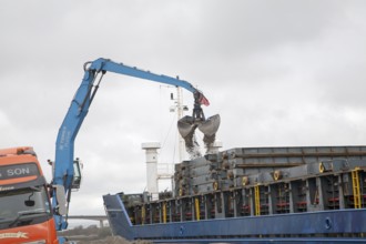 Ship loading of the bulk carrier Zita on the River Torrridge, at the quayside in Bideford, north