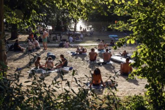 Cooling down at summer temperatures on the shore of the Schlachtensee, Berlin, 11/08/2022