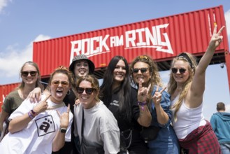 Festival visitor from Duisburg in front of the entrance to the infield at the Rock am Ring