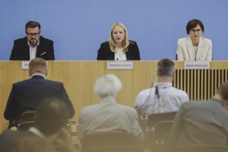 (L-R) Kai Maaz, spokesperson for the authors' group of the Leibniz Institute for Research and