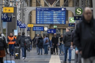 Station concourse, display board, timetable, travellers in the main station of Frankfurt am Main,