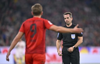 Harry Kane FC Bayern Munich FCB (09) angry, in discussion with referee Tobias Stieler Allianz