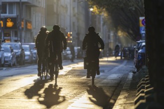 Cyclists in oblique sunlight in November, poor visibility, danger of glare, cycle lane, cyclists