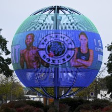 LeverKugel, an LED illuminated sphere in a roundabout that can be used to display information and