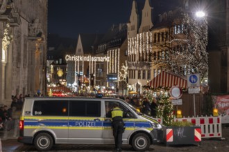 Police securing the Christkindlesmarkt, on the left the old town hall building, main market,