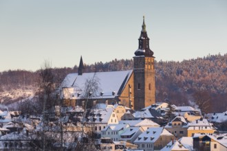 Winter town view with St Wolfgang's Church and Gleesberg in the evening light, Schneeberg in the