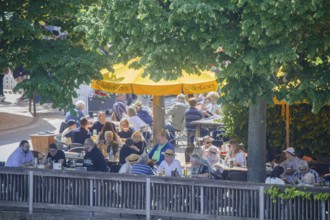 Groups of men on their way to the Men's Day on the Dresden Elbe cycle path, here the packed