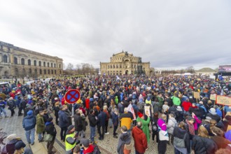 160 organisations and initiatives demonstrated against the right in Dresden on Saturday. Around 10,