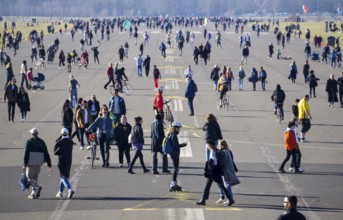 Thousands of people enjoying the first warming rays of sunshine on Tempelhofer Feld, not easy to