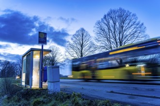 Bus stop Am Treppchen, in the evening, illuminated, Meisenburger Straße, Essen-Schuir, line 142, in