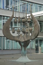 Glockenspiel by Gernot Rumpf 1975 called Beamtenwecker, bronze sculpture, modern art, wind chimes,