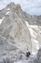 Mountaineer on the Jubiläumsgrat between Zugspitze and Alpspitze, high mountains, Wetterstein