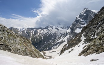 View from the Nördliche Mörchnerscharte, behind mountain peak Greizer Spitze with snow, Berliner