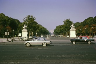 Verkehr in Paris, Frankreich, 1967, Arc de Triomphe in der Ferne