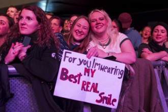 Audience of James Bay with poster For you I'm wearing my best real smile live on Up All Night Tour